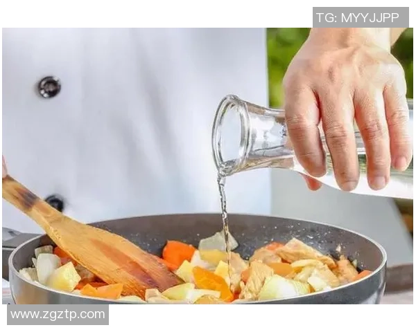 足球明星们的厨房秀：精彩炒菜瞬间大集合，尽显厨艺风采与球场魅力